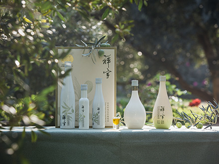 祥宇特級(jí)初榨橄欖油，純手工采摘、精選優(yōu)質(zhì)油橄欖鮮果，用意大利貝亞雷斯全自動(dòng)設(shè)備物理冷榨工藝，在鮮果采摘后8小時(shí)內(nèi)限時(shí)鮮榨而成。